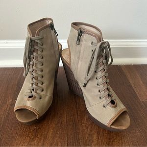 Steve Madden tan wedges
